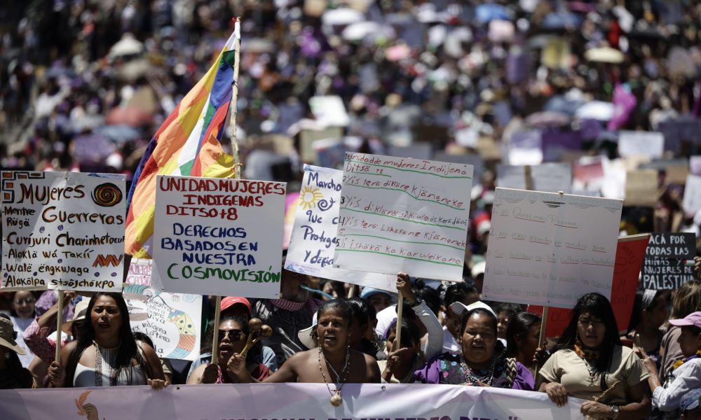 Mujeres participan en la marcha de conmemoración del Día Internacional de la Mujer 8M este domingo, en San José (Costa Rica). EFE/ Jeffrey Arguedas