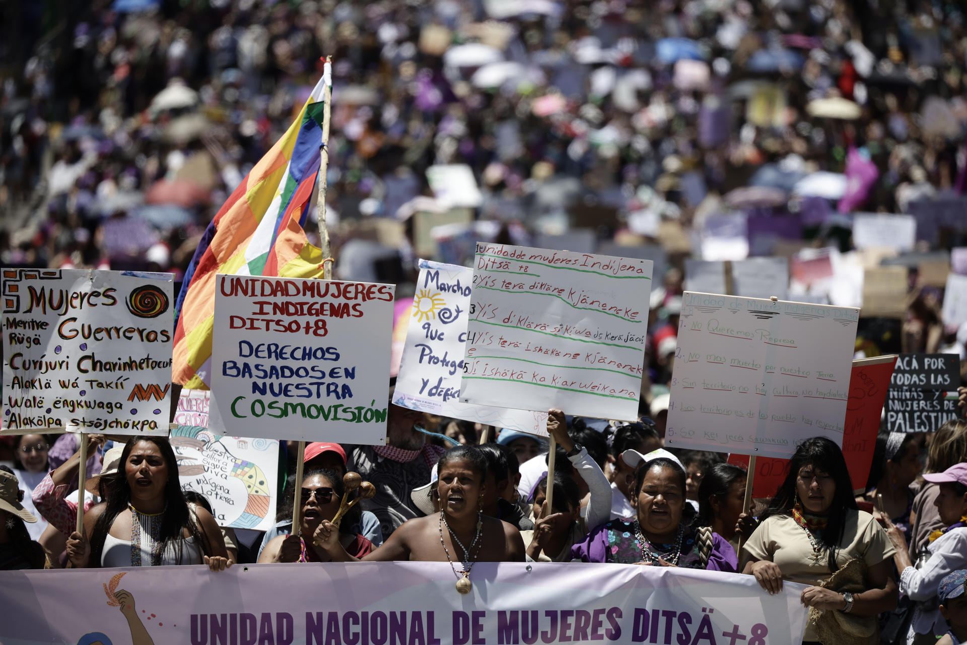Mujeres participan en la marcha de conmemoración del Día Internacional de la Mujer 8M este domingo, en San José (Costa Rica). EFE/ Jeffrey Arguedas