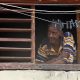 Un hombre observa desde una ventana durante un apagón en La Habana (Cuba). EFE/ Ernesto Mastrascusa
