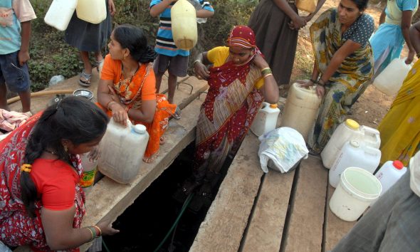 Varias mujeres esperan su turno para llenar bidones de agua en una fuente pública en Nala Sopara, Bombay (India), en una imagen de archivo. EFE/Str