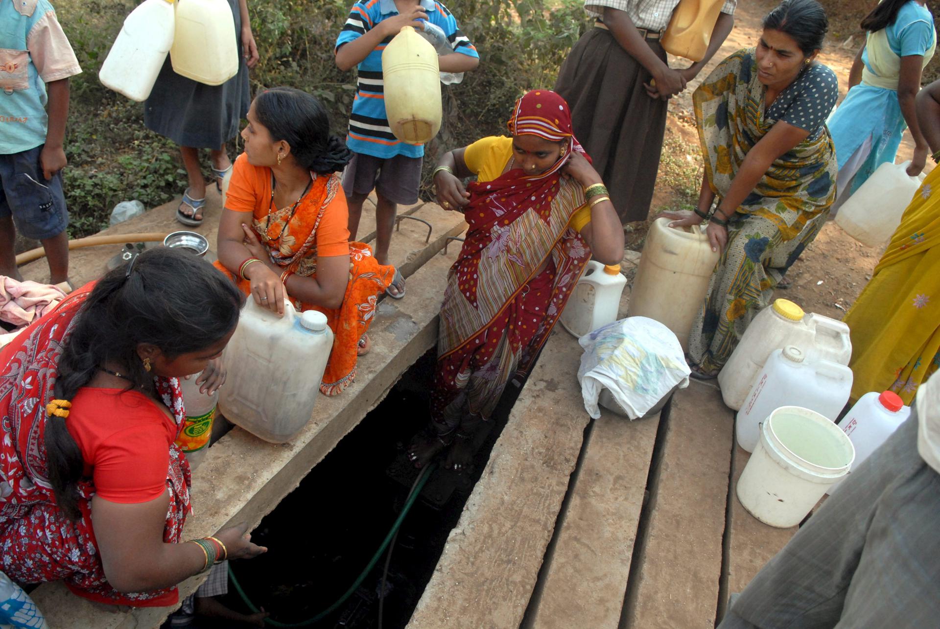 Varias mujeres esperan su turno para llenar bidones de agua en una fuente pública en Nala Sopara, Bombay (India), en una imagen de archivo. EFE/Str