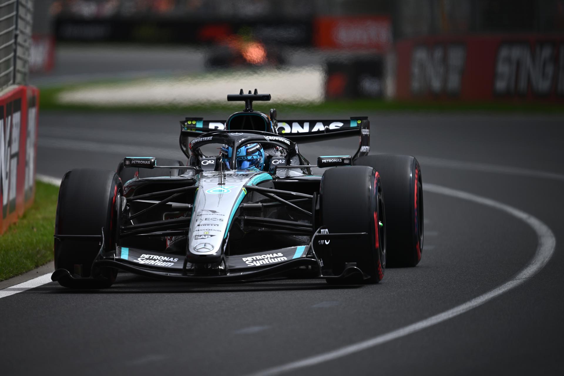 El británico George Russell (Mercedes) registró este sábado la vuelta más rápida en la tercera y última segunda sesión de entrenamientos libres en el circuito de Melbourne, donde este fin de semana se disputará el Gran Premio de Australia, primera carrera de la temporada 2026 EFE/EPA/JOEL CARRETT EDITORIAL USE ONLY AUSTRALIA AND NEW ZEALAND OUT