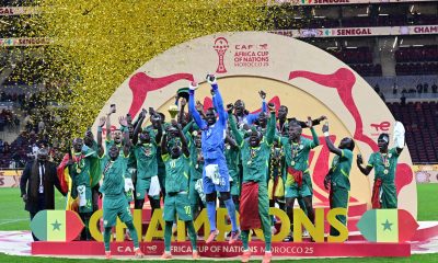 Sadio Mané (C-I) y jugadores de Senegal celebran con el trofeo tras ganar la final de la Copa Africana de Naciones de la CAF 2025 entre Senegal y Marruecos en Rabat, Marruecos. La Junta de Apelación de la Confederación Africana de Fútbol (CAF) el 17 de marzo de 2026 declaró que Senegal había perdido la final celebrada el 18 de enero de 2026, citando el Artículo 84 de los reglamentos de la AFCON, y otorgó oficialmente el título a Marruecos. EFE/EPA/JALAL MORCHIDI