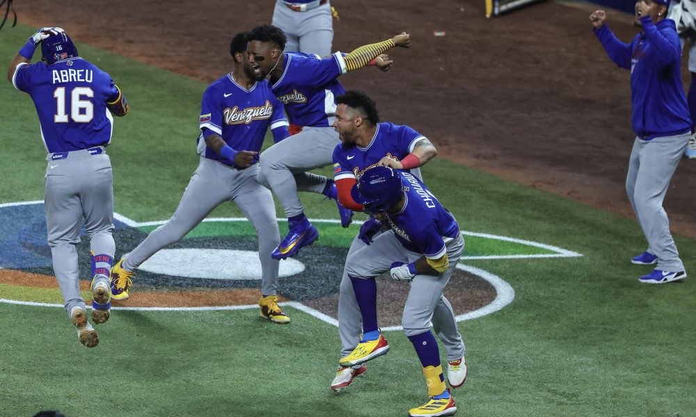 Los jugadores de Venezuela celebran su triunfo y el pase a la semifinal al eliminar a Japón del Clásico Mundial de Béisbol 2026 en el LoanDepot Park en Miami. EFE/EPA/CRISTOBAL HERRERA-ULASHKEVICH