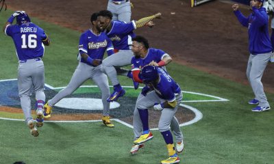 Los jugadores de Venezuela celebran su triunfo y el pase a la semifinal al eliminar a Japón del Clásico Mundial de Béisbol 2026 en el LoanDepot Park en Miami. EFE/EPA/CRISTOBAL HERRERA-ULASHKEVICH