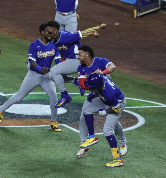 Los jugadores de Venezuela celebran su triunfo y el pase a la semifinal al eliminar a Japón del Clásico Mundial de Béisbol 2026 en el LoanDepot Park en Miami. EFE/EPA/CRISTOBAL HERRERA-ULASHKEVICH