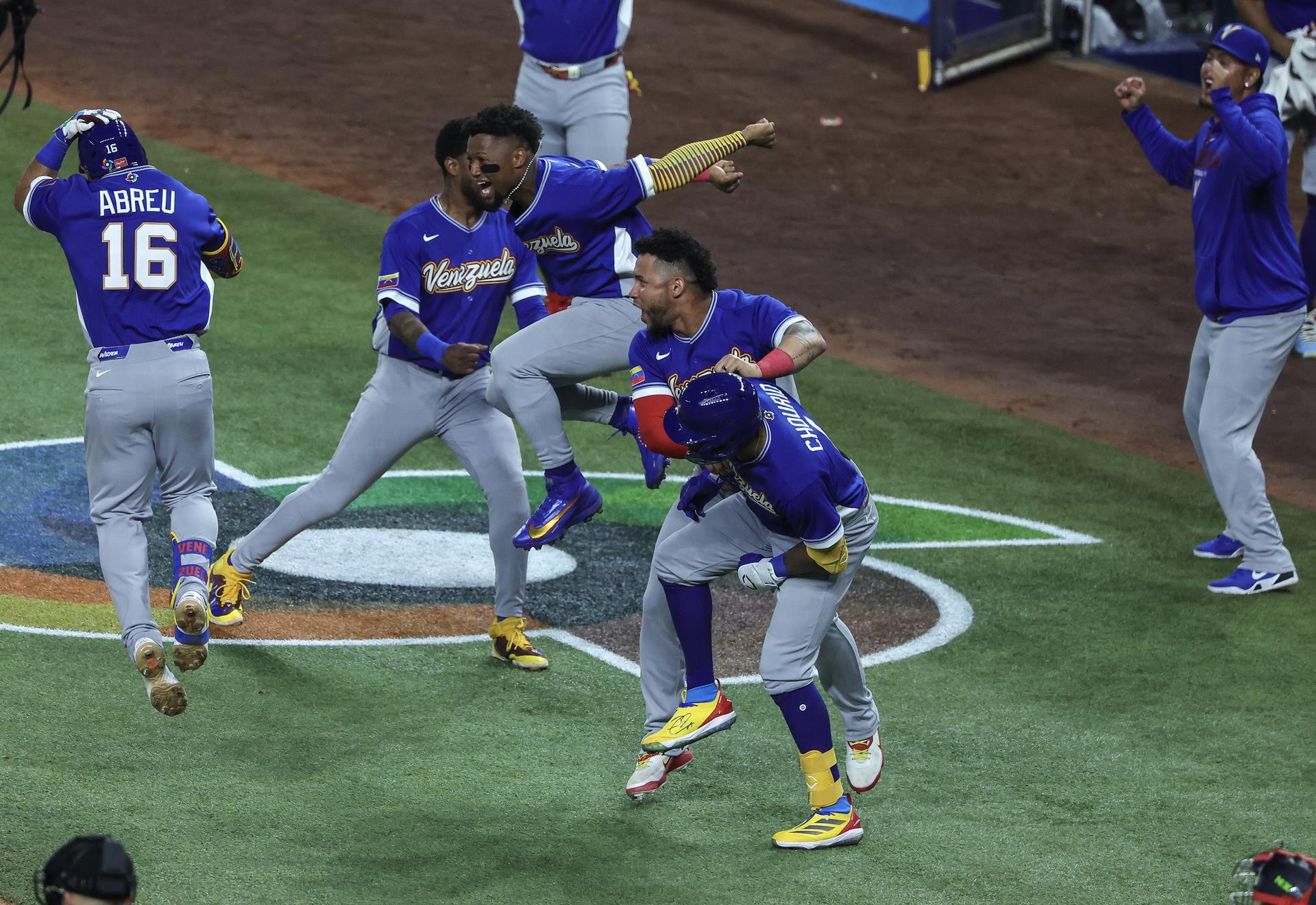 Los jugadores de Venezuela celebran su triunfo y el pase a la semifinal al eliminar a Japón del Clásico Mundial de Béisbol 2026 en el LoanDepot Park en Miami. EFE/EPA/CRISTOBAL HERRERA-ULASHKEVICH