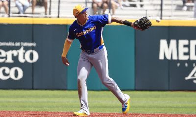 El colombiano Giovanny Urshela atrapa una bola este sábado, durante el partido del Clásico Mundial de Béisbol perdido ante Canadá en el estadio Hiram Bithorn de San Juan. EFE/ Thais Llorca