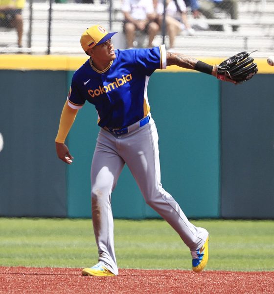 El colombiano Giovanny Urshela atrapa una bola este sábado, durante el partido del Clásico Mundial de Béisbol perdido ante Canadá en el estadio Hiram Bithorn de San Juan. EFE/ Thais Llorca
