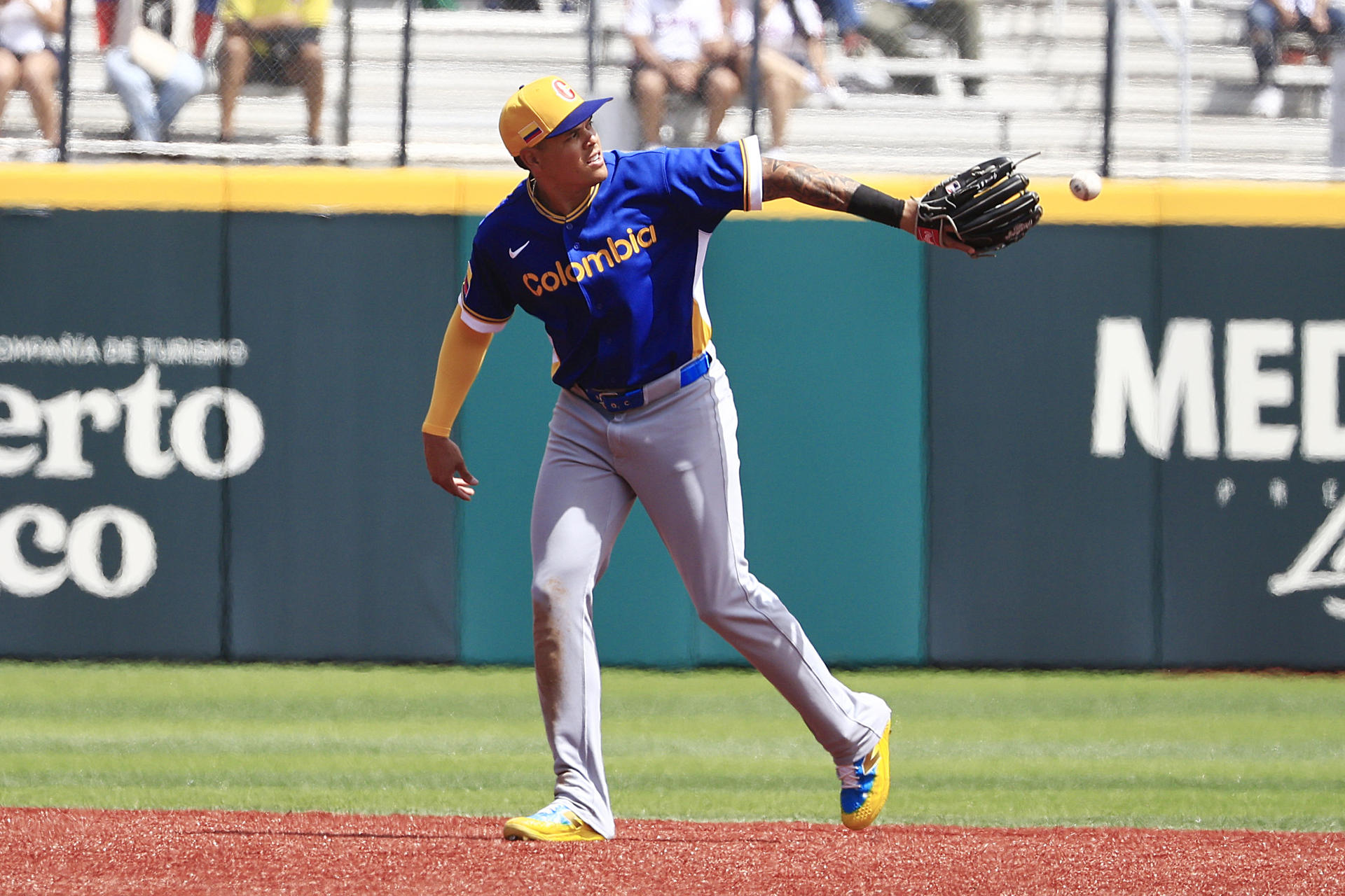 El colombiano Giovanny Urshela atrapa una bola este sábado, durante el partido del Clásico Mundial de Béisbol perdido ante Canadá en el estadio Hiram Bithorn de San Juan. EFE/ Thais Llorca