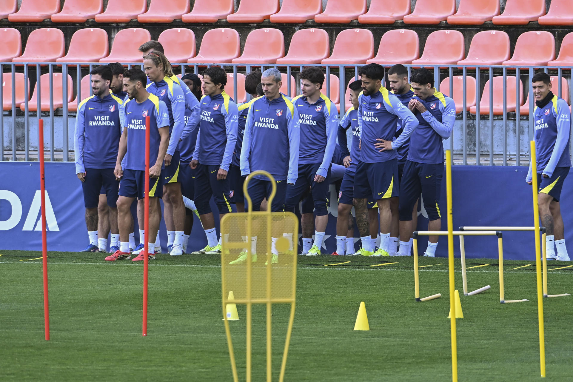 Los jugadores del Atlético, durante el entrenamiento de este sábado. EFE/ Fernando Villar