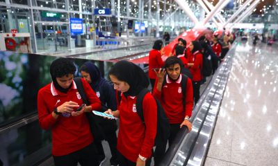SEPANG (Malaysia), 10/03/2026.- Miembros de la selección nacional femenina de fútbol de Irán llegan al Aeropuerto Internacional de Kuala Lumpur en Sepang, Malasia, el 11 de marzo de 2026. EFE/EPA/FAZRY ISMAIL