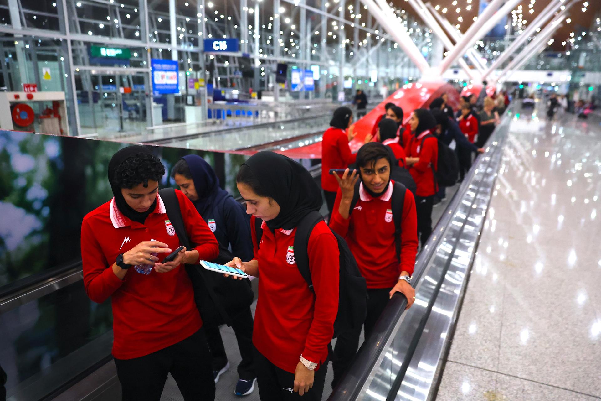 SEPANG (Malaysia), 10/03/2026.- Miembros de la selección nacional femenina de fútbol de Irán llegan al Aeropuerto Internacional de Kuala Lumpur en Sepang, Malasia, el 11 de marzo de 2026. EFE/EPA/FAZRY ISMAIL