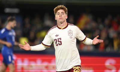 El delantero de la selección española Víctor Muñoz celebra su gol, tercero de España, durante el encuentro amistoso que los combinados nacionales de España y Serbia disputan este viernes en el estadio de La Cerámica, en Villarreal. EFE/Andreu Esteban