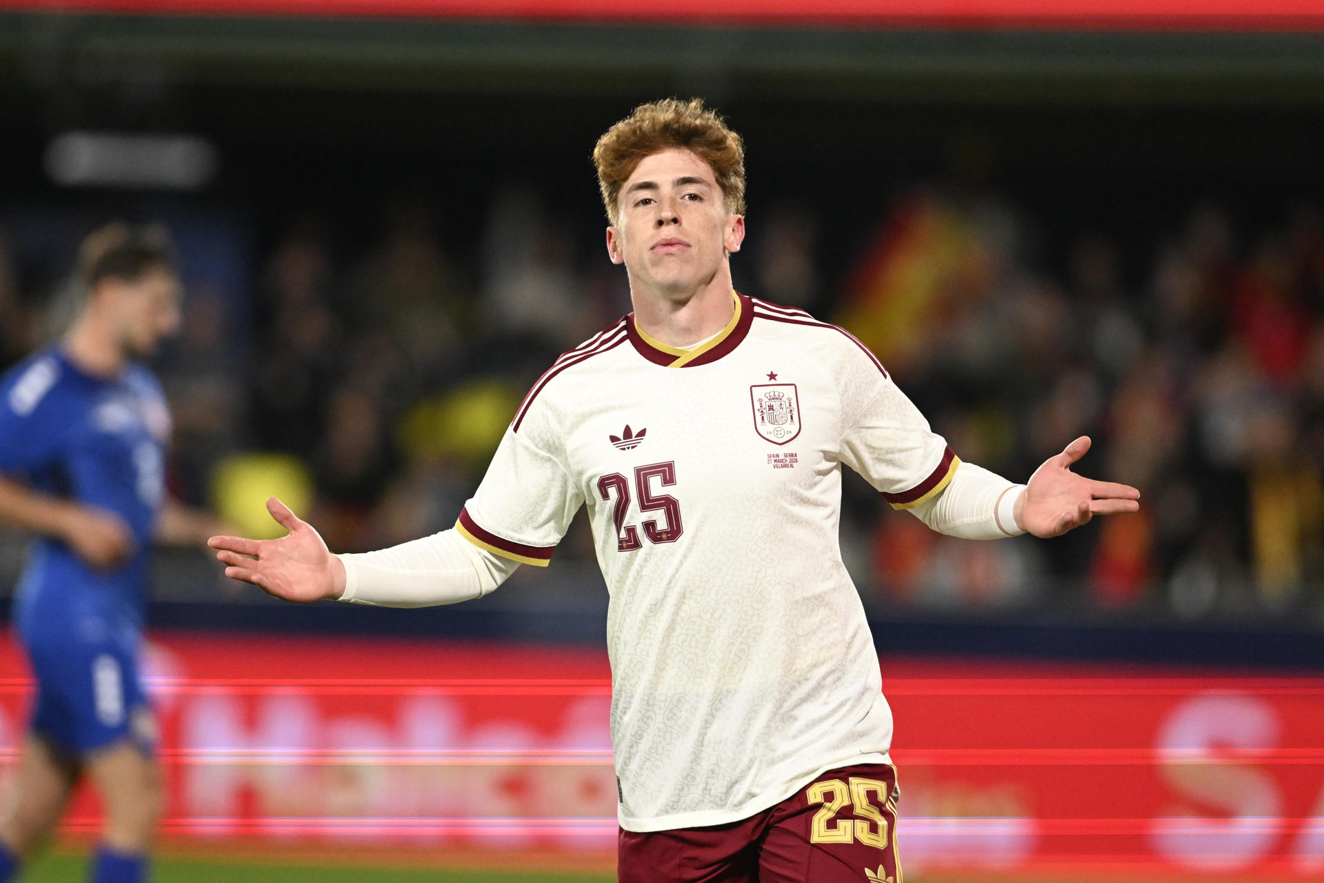 El delantero de la selección española Víctor Muñoz celebra su gol, tercero de España, durante el encuentro amistoso que los combinados nacionales de España y Serbia disputan este viernes en el estadio de La Cerámica, en Villarreal. EFE/Andreu Esteban