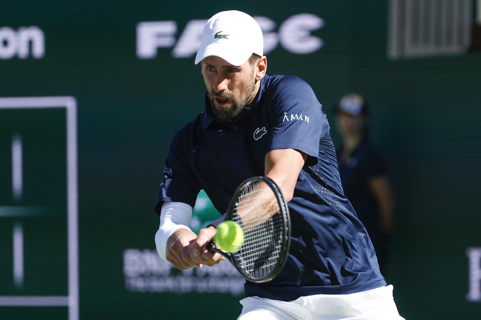 El serbio Novak Djokovic debió exigirse a fondo este sábado para derrotar al polaco Kamil Majchrzak y avanzar a la tercera ronda del Masters 1.000 de Indian Wells.EFE/EPA/JOHN G. MABANGLO