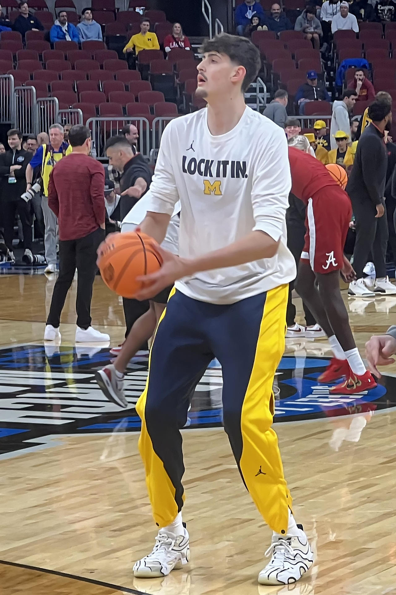 El español Aday Mara, de Michigan, lanza un balón en Chicago (EE.UU). Mara y sus Michigan Wolverines ganaron a los Alabama Crimson Tide en el 'Sweet 16' del United Center de Chicago y se clasificaron para el Elite 8 del March Madness de la NCAA. EFE/Andrea Montolivo