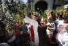 Un sacerdote esparce agua bendita durante la procesión del Domingo de Ramos en Nahuizalco (El Salvador). EFE/Rodrigo Sura
