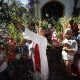 Un sacerdote esparce agua bendita durante la procesión del Domingo de Ramos en Nahuizalco (El Salvador). EFE/Rodrigo Sura
