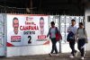 Personas camina cerca a una valla propagandística del candidato a la gobernación de Santa Cruz, Luis Fernando Camacho, en Santa Cruz (Bolivia). EFE/ Luis Gandarillas

