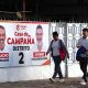 Personas camina cerca a una valla propagandística del candidato a la gobernación de Santa Cruz, Luis Fernando Camacho, en Santa Cruz (Bolivia). EFE/ Luis Gandarillas