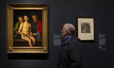 Fotografía que muestra la obra Dead Christ with Joseph of Arimathea and Nicodemus (Sepulcrum Christi) durante la exposición 'Raphael: Sublime Poetry' este lunes, en el Museo Metropolitano de Arte de Nueva York (Estados Unidos). EFE/ Ángel Colmenares