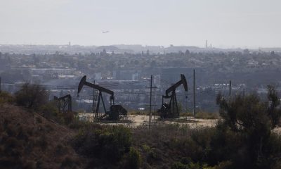 Fotografía de archivo de plataformas petroleras que operan en Los Ángeles (EE.UU.). EFE/EPA/CAROLINE BREHMAN