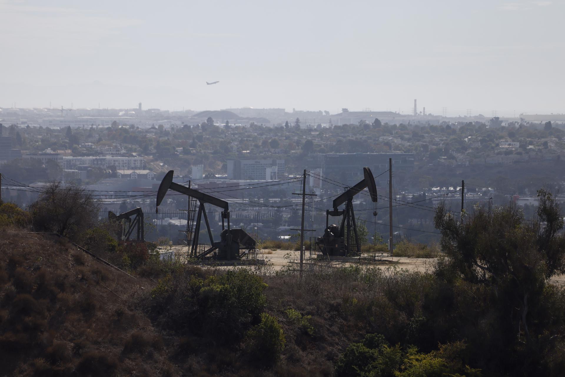 Fotografía de archivo de plataformas petroleras que operan en Los Ángeles (EE.UU.). EFE/EPA/CAROLINE BREHMAN