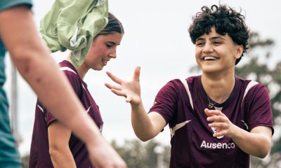 BRISBANE (Australia), 16/03/2026.- Fotografía cedida por Brisbane Roar FC que muestra a la jugadora de Irán, Atefeh Ramezanisadeh (d), durante un entrenamiento. Dos integrantes de la selección femenina de fútbol de Irán que solicitaron asilo en Australia, Fatemeh Pasandideh y Ramezanisadeh, se entrenaron con el equipo local Brisbane Roar (este), confirmó el club a EFE, mientras el resto del equipo prosigue su camino de regreso a Irán. EFE/ Brisbane Roar Fc /SOLO USO EDITORIAL/ NO VENTAS/ SOLO DISPONIBLE PARA ILUSTRAR LA NOTICIA QUE ACOMPAÑA (CRÉDITO OBLIGATORIO)