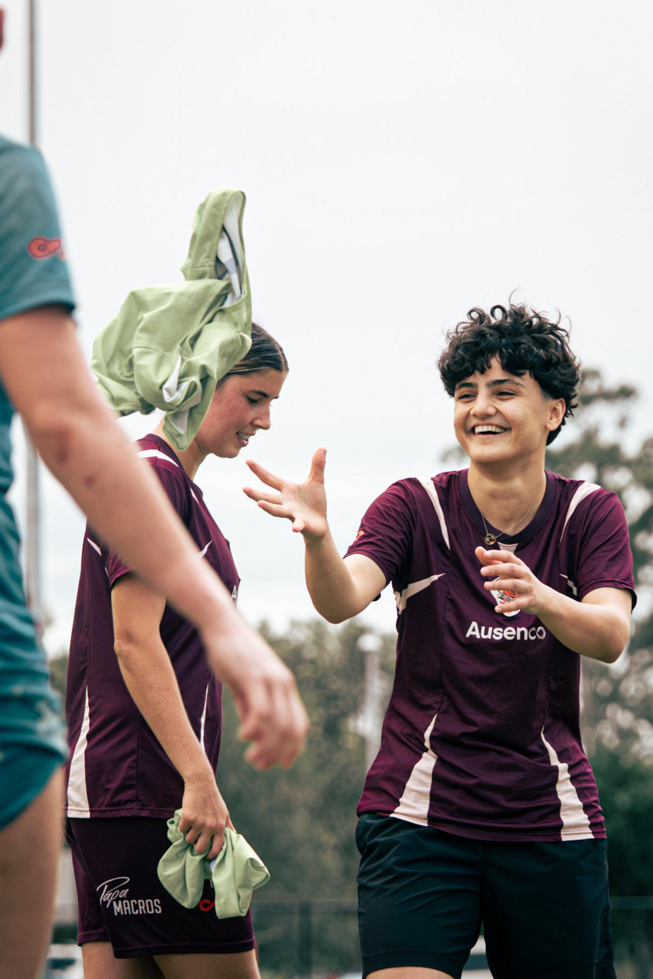 BRISBANE (Australia), 16/03/2026.- Fotografía cedida por Brisbane Roar FC que muestra a la jugadora de Irán, Atefeh Ramezanisadeh (d), durante un entrenamiento. Dos integrantes de la selección femenina de fútbol de Irán que solicitaron asilo en Australia, Fatemeh Pasandideh y Ramezanisadeh, se entrenaron con el equipo local Brisbane Roar (este), confirmó el club a EFE, mientras el resto del equipo prosigue su camino de regreso a Irán. EFE/ Brisbane Roar Fc /SOLO USO EDITORIAL/ NO VENTAS/ SOLO DISPONIBLE PARA ILUSTRAR LA NOTICIA QUE ACOMPAÑA (CRÉDITO OBLIGATORIO)