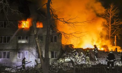 Rescatistas ucranianos trabajan en el lugar de un ataque a un edificio residencial en Járkov, noreste de Ucrania, este sábado 7 de marzo de 2026, en medio de la invasión rusa. Al menos siete personas murieron y más de una docena resultaron heridas como consecuencia del ataque nocturno ruso contra la zona residencial en Járkov, según el jefe de la Administración Militar de Járkov, Oleg Synegubov. (Rusia, Ucrania). EFE/EPA/SERGEY KOZLOV