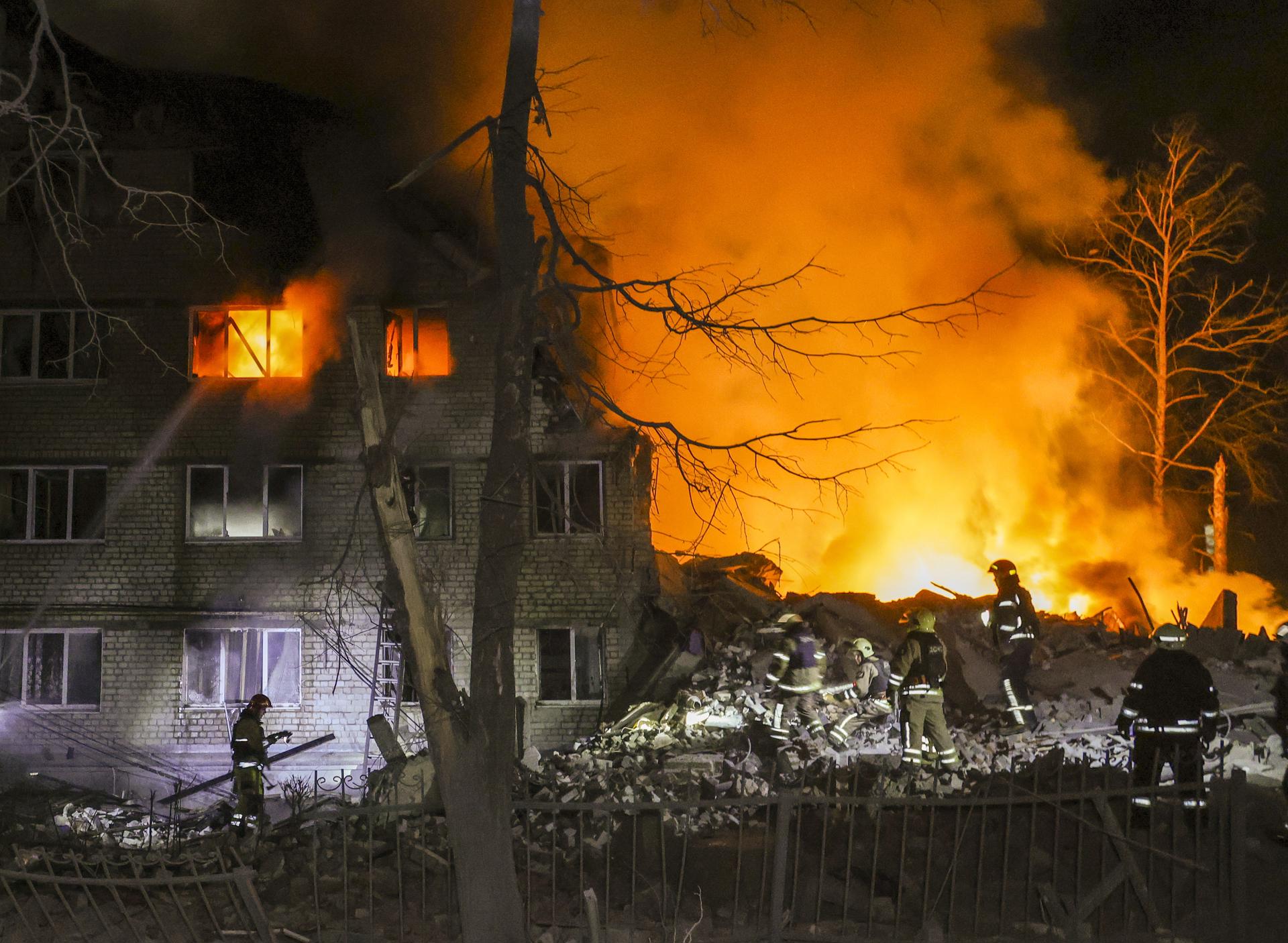 Rescatistas ucranianos trabajan en el lugar de un ataque a un edificio residencial en Járkov, noreste de Ucrania, este sábado 7 de marzo de 2026, en medio de la invasión rusa. Al menos siete personas murieron y más de una docena resultaron heridas como consecuencia del ataque nocturno ruso contra la zona residencial en Járkov, según el jefe de la Administración Militar de Járkov, Oleg Synegubov. (Rusia, Ucrania). EFE/EPA/SERGEY KOZLOV