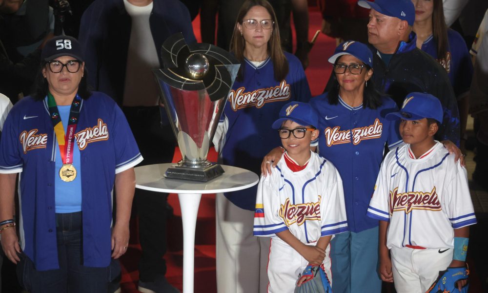 La presidenta de la Federación Venezolana de Béisbol, Aracelis León (i) y la presidenta encargada de Venezuela, Delcy Rodríguez (d), posan este miércoles en el Palacio de Miraflores de Caracas junto al trofeo obtenido por la selección del país tras conquistar en Miami la sexta edición del Clásico Mundial de Béisbol. EFE/ Miguel Gutiérrez