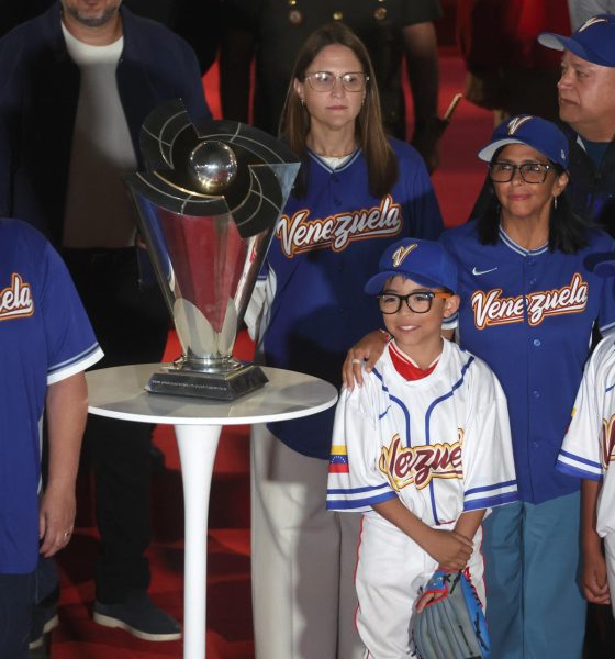 La presidenta de la Federación Venezolana de Béisbol, Aracelis León (i) y la presidenta encargada de Venezuela, Delcy Rodríguez (d), posan este miércoles en el Palacio de Miraflores de Caracas junto al trofeo obtenido por la selección del país tras conquistar en Miami la sexta edición del Clásico Mundial de Béisbol. EFE/ Miguel Gutiérrez
