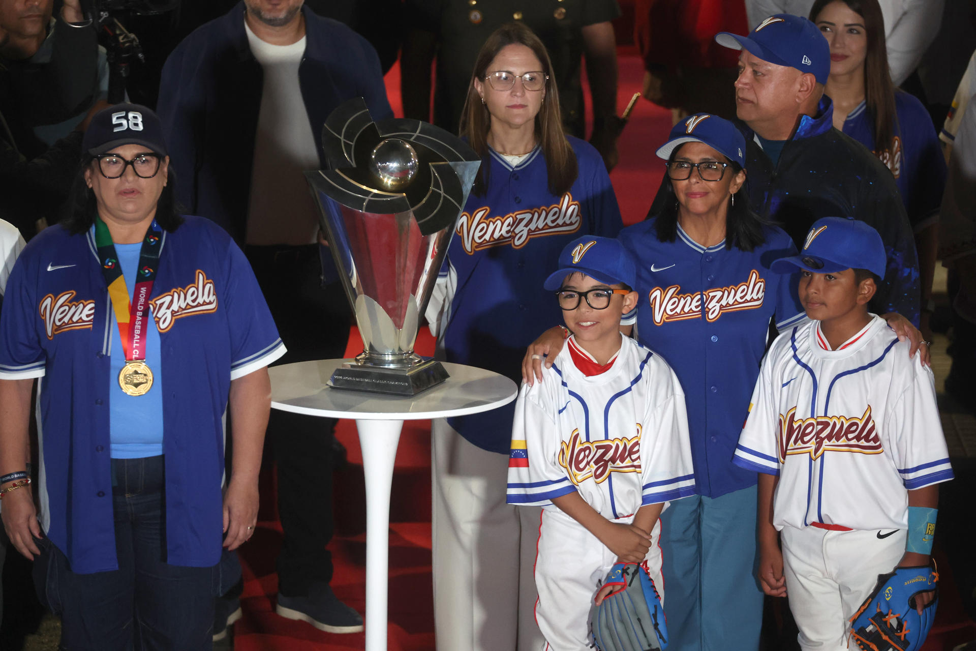 La presidenta de la Federación Venezolana de Béisbol, Aracelis León (i) y la presidenta encargada de Venezuela, Delcy Rodríguez (d), posan este miércoles en el Palacio de Miraflores de Caracas junto al trofeo obtenido por la selección del país tras conquistar en Miami la sexta edición del Clásico Mundial de Béisbol. EFE/ Miguel Gutiérrez