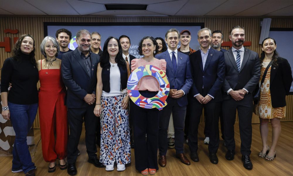 La directora del Premio Quirino, Silvina Cornillón (c), posa junto al cónsul general adjunto de Portugal en Sao Paulo, Jorge Henrique Vieira Rodrigues (7-i atrás); el consejero cultural de la Embajada de España, José Miguel de Lara Toledo (6-d); el director del Instituto Cervantes, Daniel Gallego Arcas  (2-d) y el equipo de trabajo de los Premios Quirino al terminar una ceremonia este jueves, en el Instituto Cervantes en Sao Paulo (Brasil). EFE/ Sebastiao Moreira