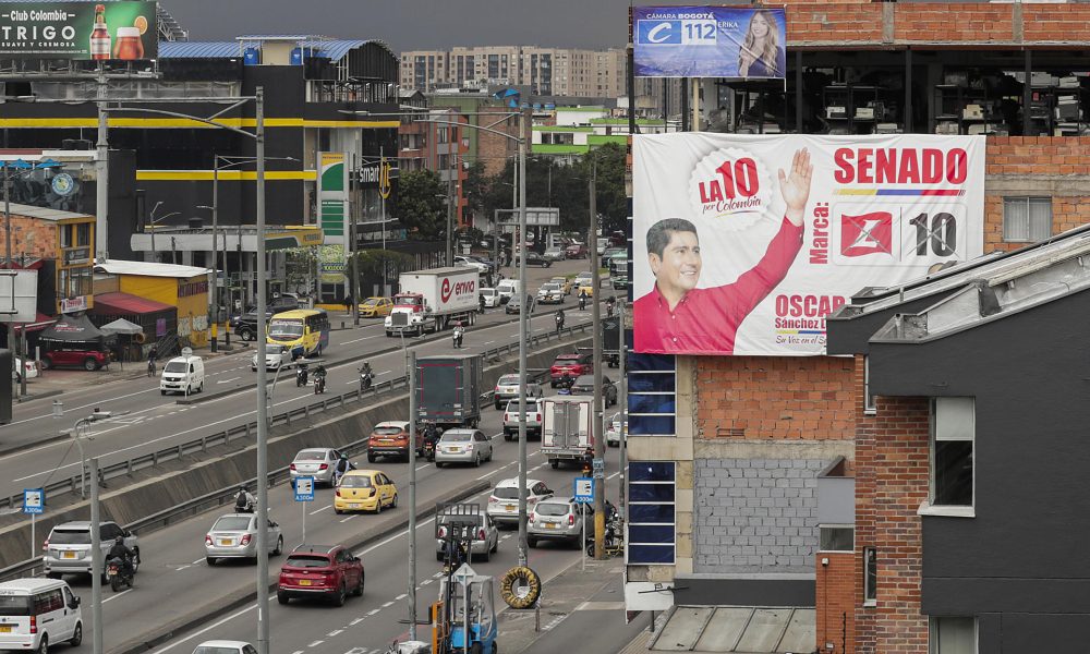 Fotografía que muestra vallas con publicidad política, en Bogotá (Colombia). EFE/ Carlos Ortega