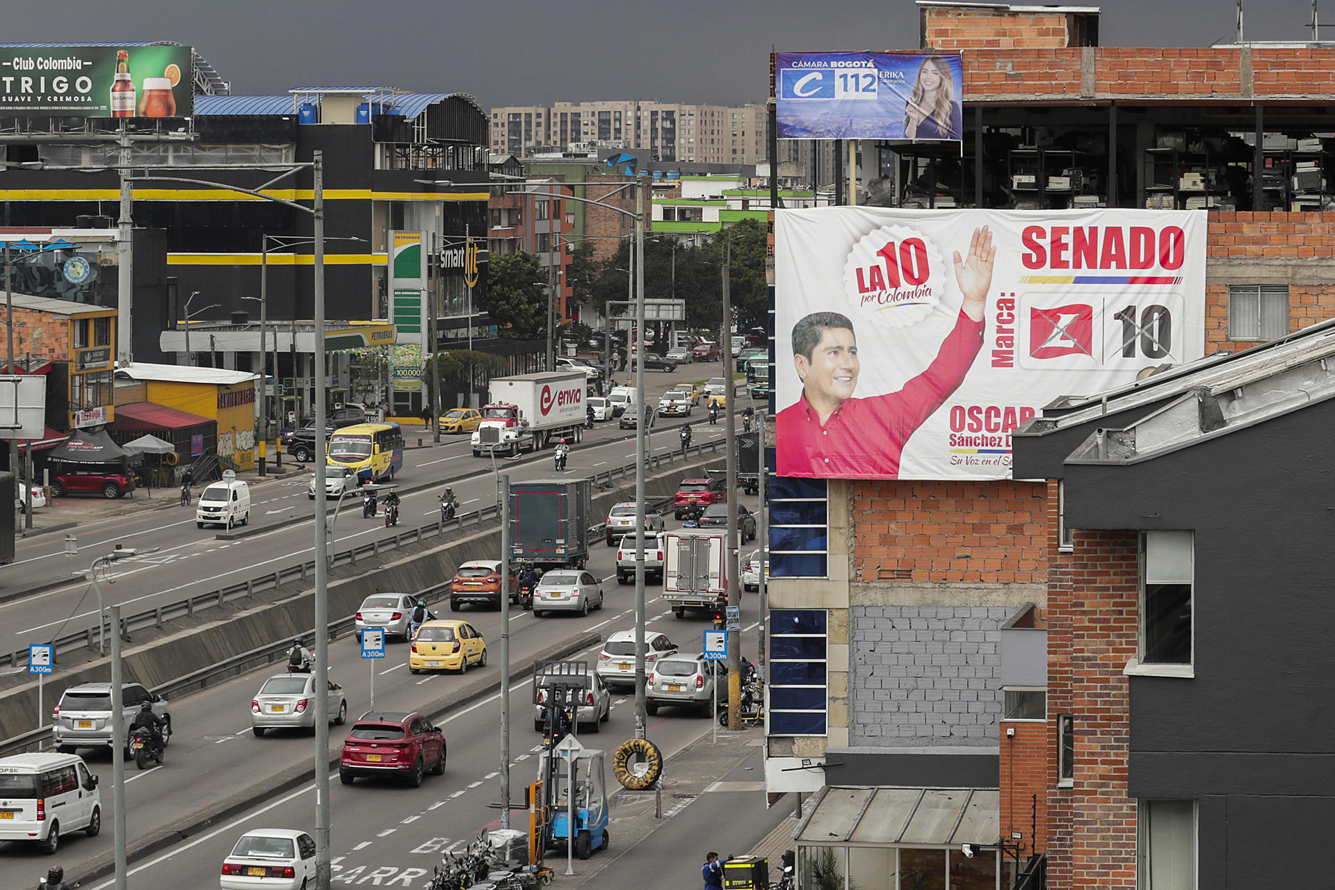 Fotografía que muestra vallas con publicidad política, en Bogotá (Colombia). EFE/ Carlos Ortega
