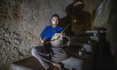 El artista Gustavo Pérez posa con un instrumento este sábado, en Quito (Ecuador). EFE/ José Jacome