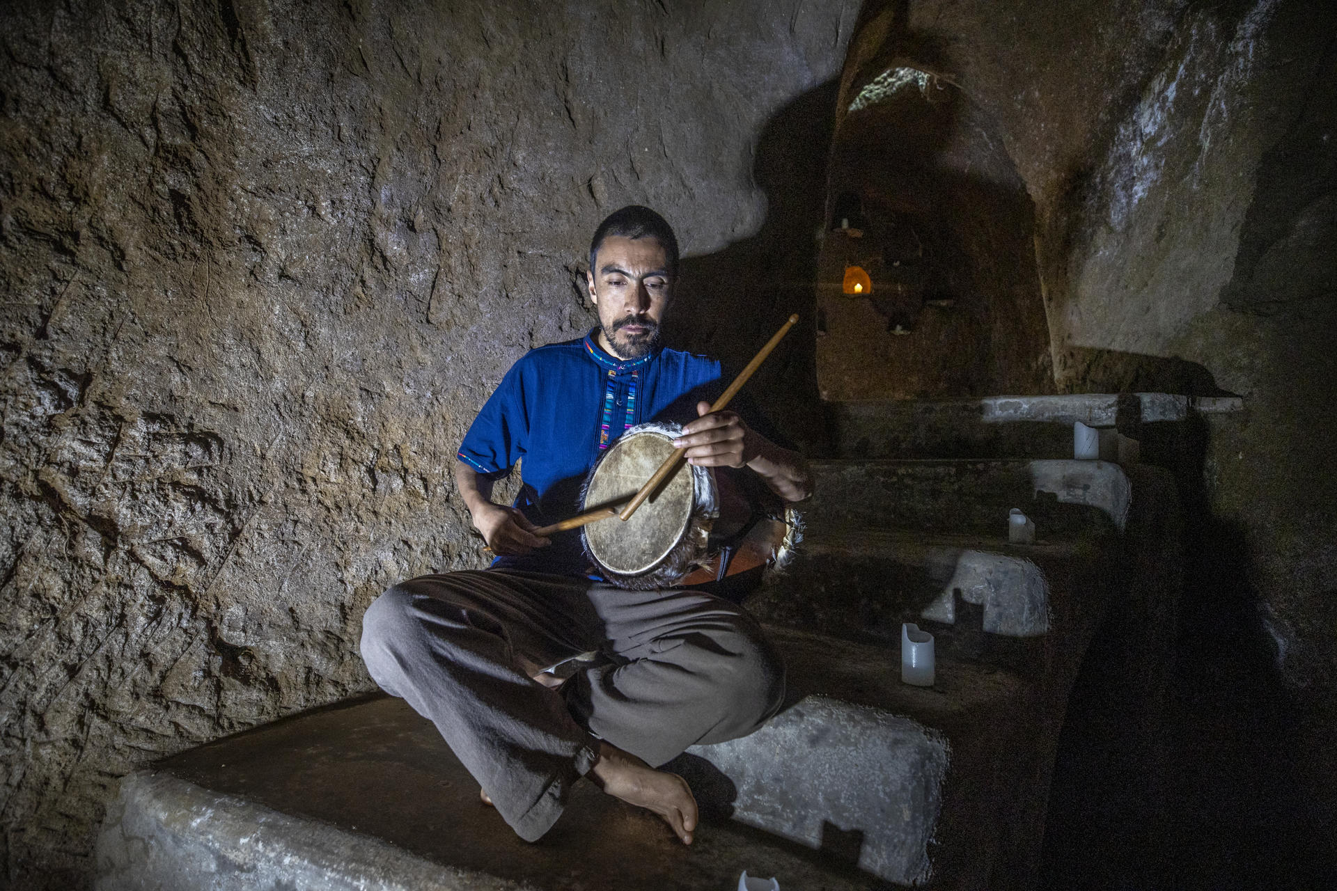 El artista Gustavo Pérez posa con un instrumento este sábado, en Quito (Ecuador). EFE/ José Jacome