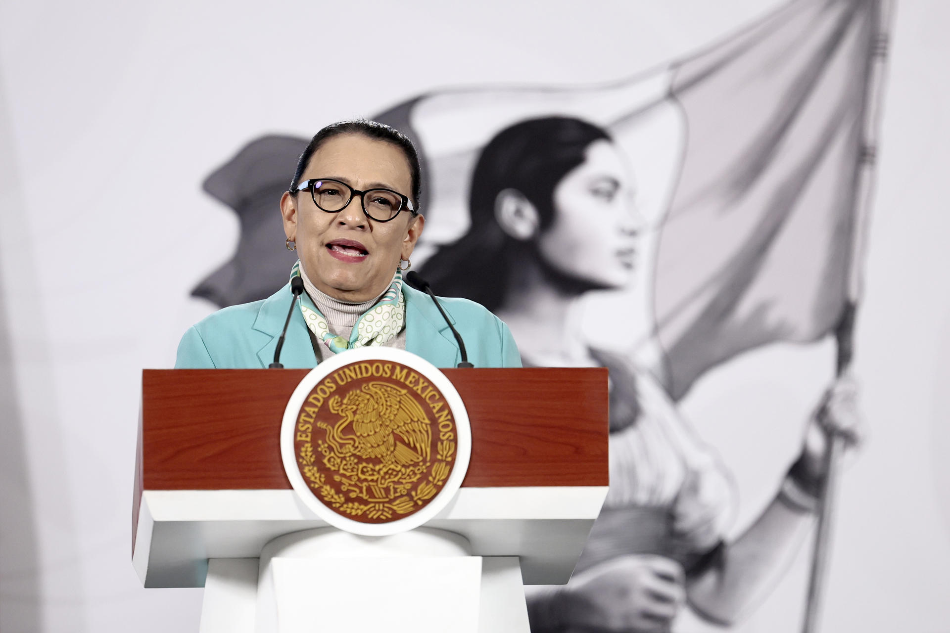 La secretaria de Gobernación, Rosa Icela Rodríguez, habla en una conferencia de prensa este jueves en Palacio Nacional de la Ciudad de México (México). EFE/José Méndez