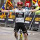 El ciclista danés del Visma-Lease a Bike, Jonas Vingegaard, gana la sexta etapa de la Volta, este sábado en Berga. Las previsiones se cumplieron y el danés completó en el Santuario de Queralt, de primera categoría, el doblete de etapas de montaña de la 105 edición de la Volta Ciclista a Catalunya, que, salvo sorpresa mayúscula, conquistará este domingo en Barcelona. EFE/Siu Wu