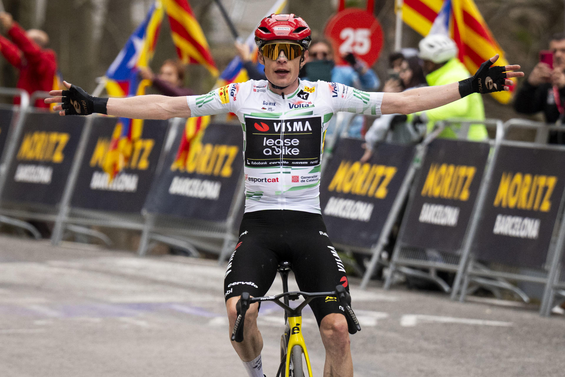 El ciclista danés del Visma-Lease a Bike, Jonas Vingegaard, gana la sexta etapa de la Volta, este sábado en Berga. Las previsiones se cumplieron y el danés completó en el Santuario de Queralt, de primera categoría, el doblete de etapas de montaña de la 105 edición de la Volta Ciclista a Catalunya, que, salvo sorpresa mayúscula, conquistará este domingo en Barcelona. EFE/Siu Wu