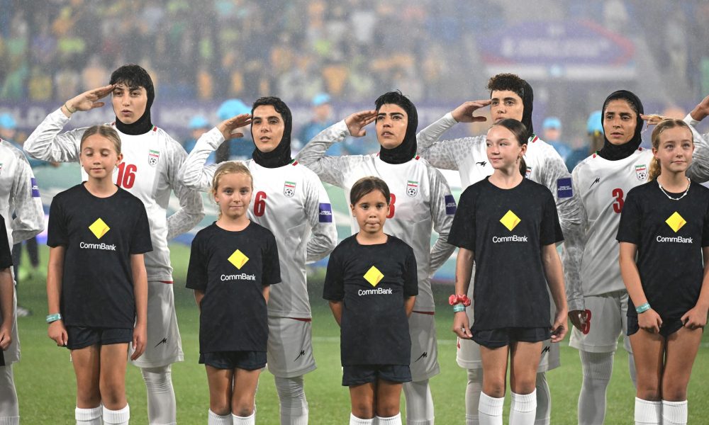 Jugadoras de la selección iranía de fútbol cantan el himno durante un partido el jueves en la Copa de Asia.
EFE/EPA/DAVE HUNT AUSTRALIA AND NEW ZEALAND OUT
