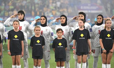 Jugadoras de la selección iranía de fútbol cantan el himno durante un partido el jueves en la Copa de Asia.
EFE/EPA/DAVE HUNT AUSTRALIA AND NEW ZEALAND OUT