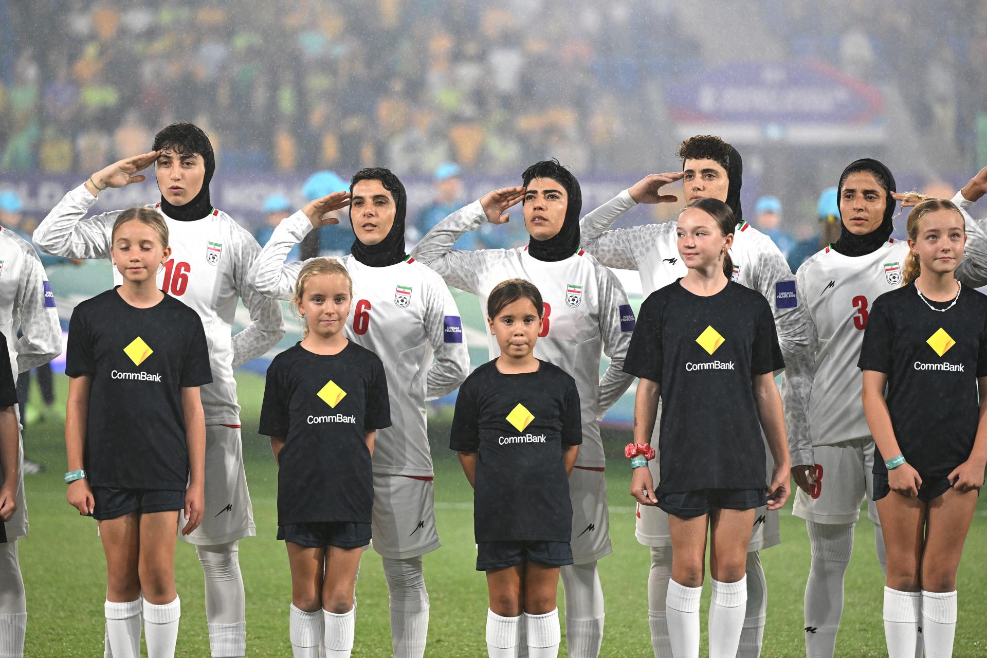 Jugadoras de la selección iranía de fútbol cantan el himno durante un partido el jueves en la Copa de Asia.
EFE/EPA/DAVE HUNT AUSTRALIA AND NEW ZEALAND OUT