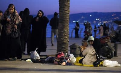 Residentes desplazados del suburbio sur de Beirut aguardan se sientan en el suelo en el paseo marítimo de Al Manara en Beirut, Líbano, 02 de marzo de 2026, después de abandonar sus hogares tras los ataques israelíes. EFE/EPA/WAEL HAMZEH