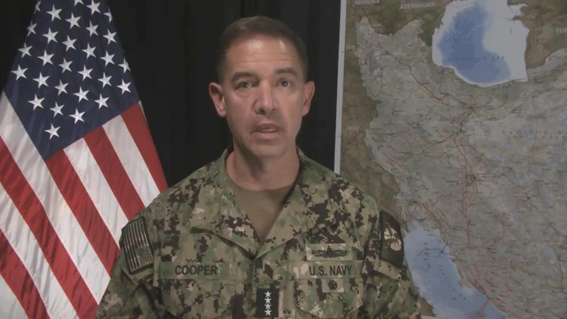 Captura de video tomada de la cuenta de la red social X @CENTCOM del Comando Central del Ejército de Estados Unidos de su comandante, el almirante Brad Cooper, hablando en una actualización donde aseguró que decenas de sus aviones bombarderos destruyeron 17 barcos y un submarino iraníes este martes. EFE/ @CENTCOM