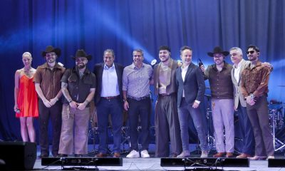 Los integrantes del grupo Frontera, directivos de Amazon, y de la Selección Nacional posan durante una conferencia de prensa este martes, en Ciudad de México (México). EFE/ Isaac Esquivel