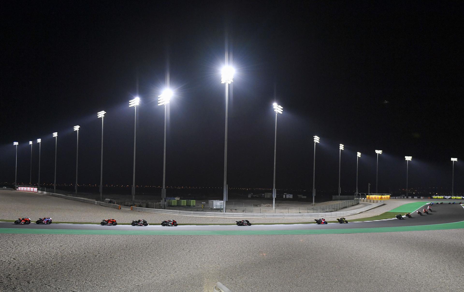 Fotografía de archivo de pilotos de MotoGP en acción durante el Gran Premio de Motociclismo de Catar en el circuito internacional de Losail en Doha. EFE/EPA/NOUSHAD THEKKAYIL